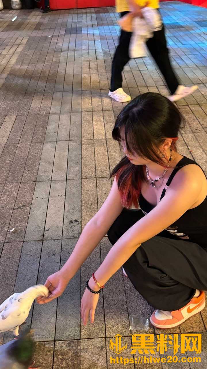 下属的老婆竟是我初中同学 我炒了她老公再把她睡了 生日夜无套内射她求负责
