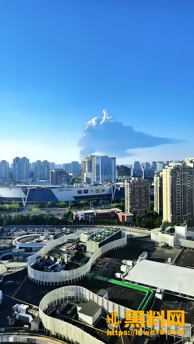 山东青岛黄岛区物流园突发火灾 现场火势猛烈浓烟滚滚暂无人员伤亡