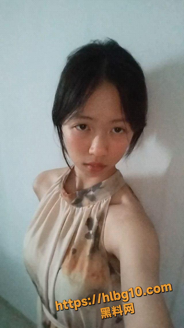 山东烟台女高中生 邓睿熙 这样的纯素颜好稚嫩清纯脸蛋 粉嫩三点全露 独有的学生妹稚嫩气息！