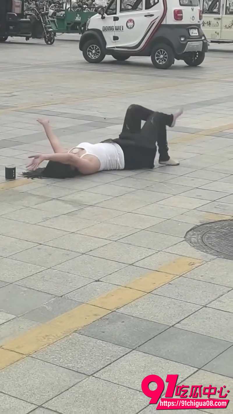 泰兴街头美女脱衣热舞 3