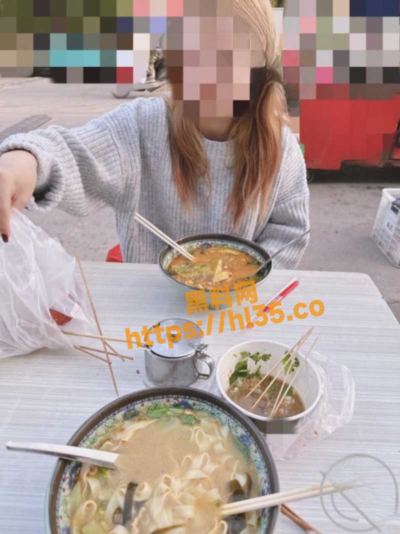 海角社区兄妹乱伦上演刺激性爱！年初二给妹妹的男朋友灌醉后当着他面操妹妹！
