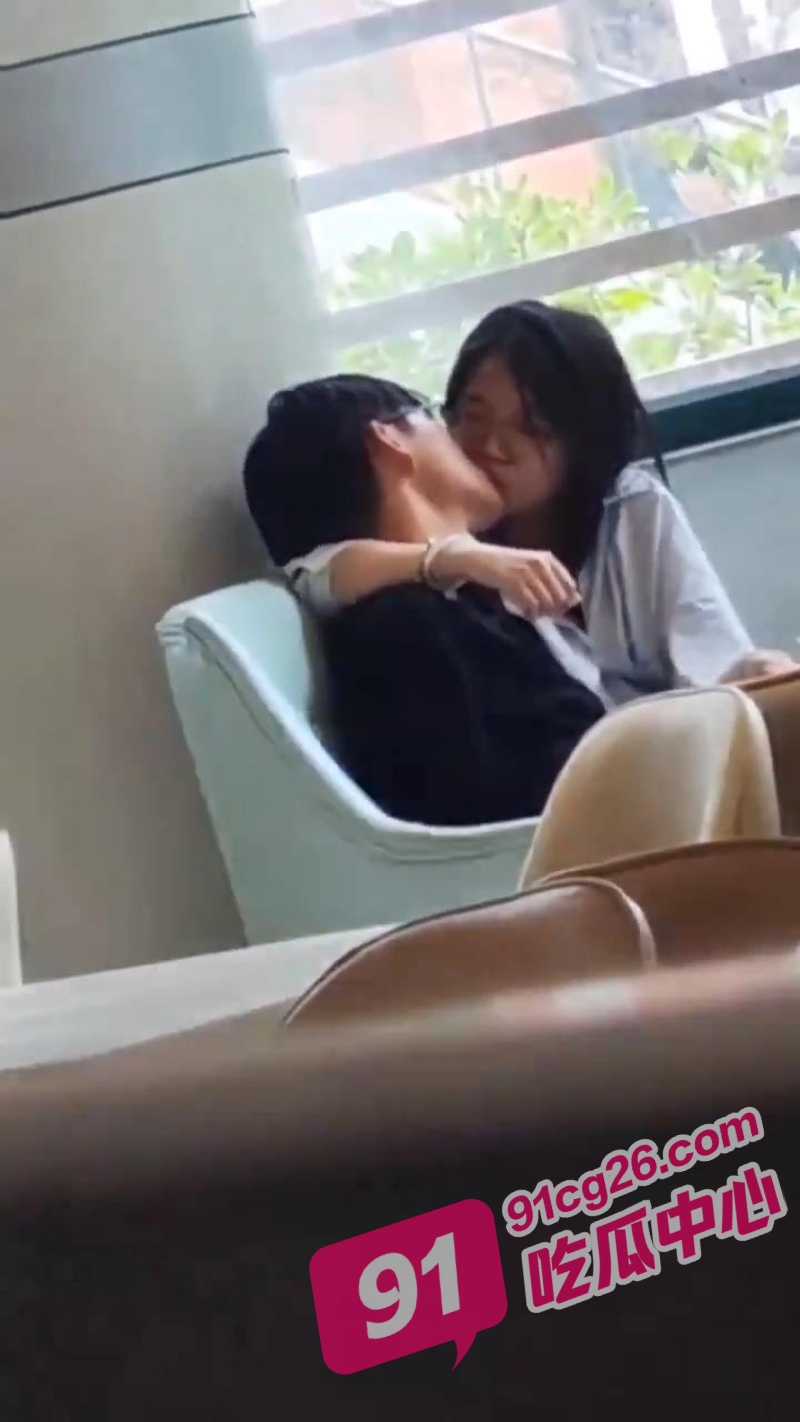 天津河西区咖啡馆学生情侣 咖啡馆内激情打飞机 妹子的表情为什么这么享受?