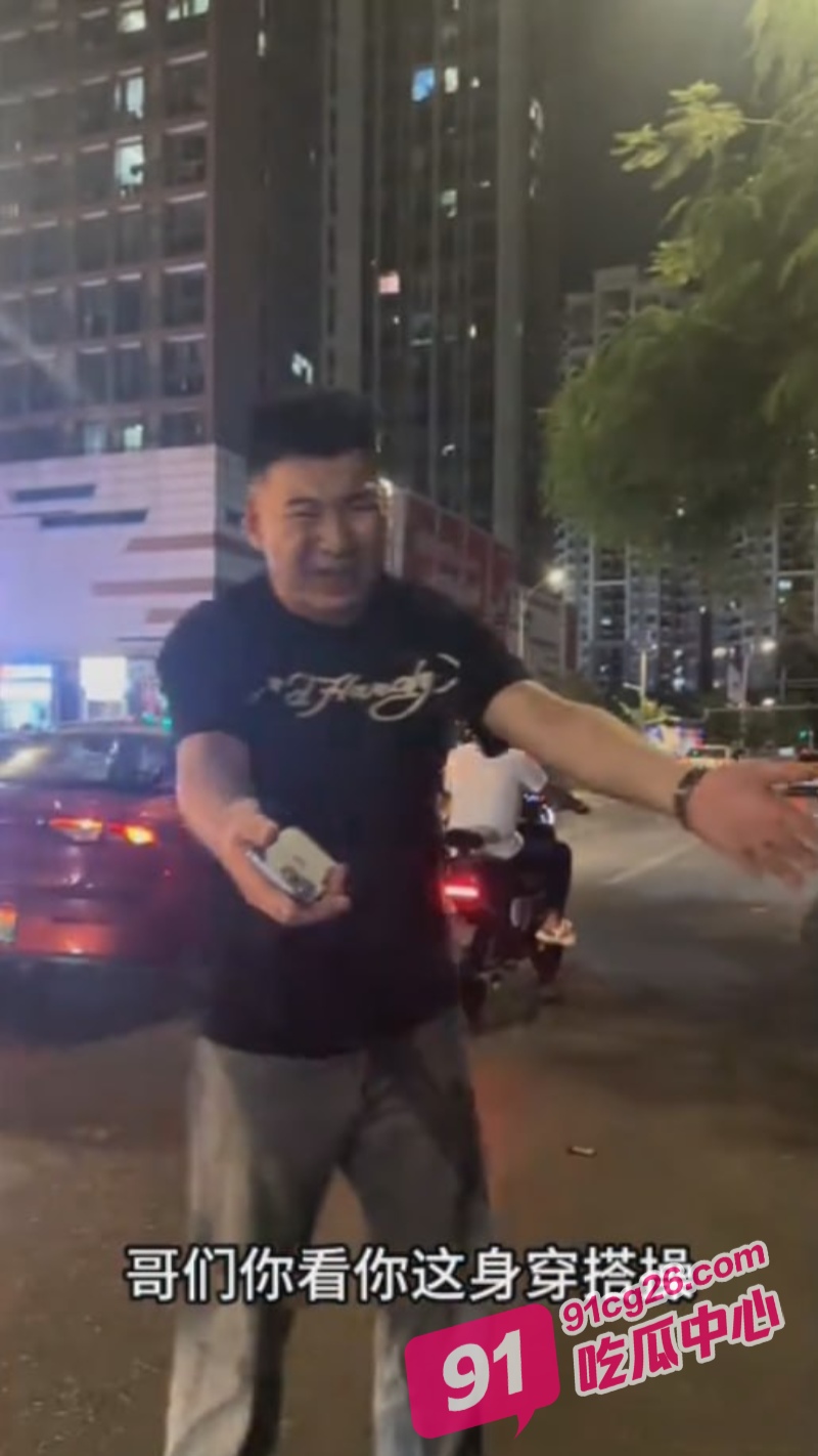你这一身衣服值50块钱吗？男子开老款CC路怒美式拦截特斯拉 并辱骂对方是穷逼！ 配图3