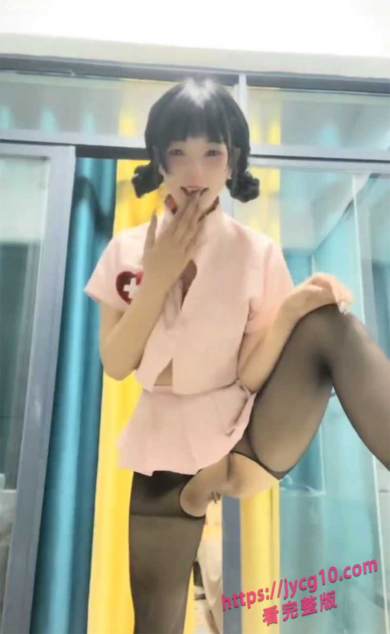 缺钱的可爱萝莉 为赚钱和男友付费房直播啪啪 谁料直播录屏被网友流出