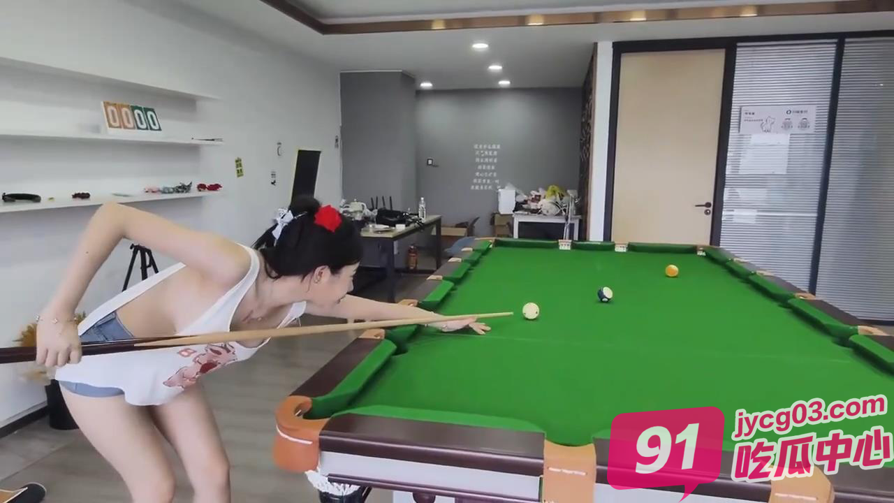 台球妹打球走光太撩人！弯腰瞬间半球外泄惹人遐想 配图4
