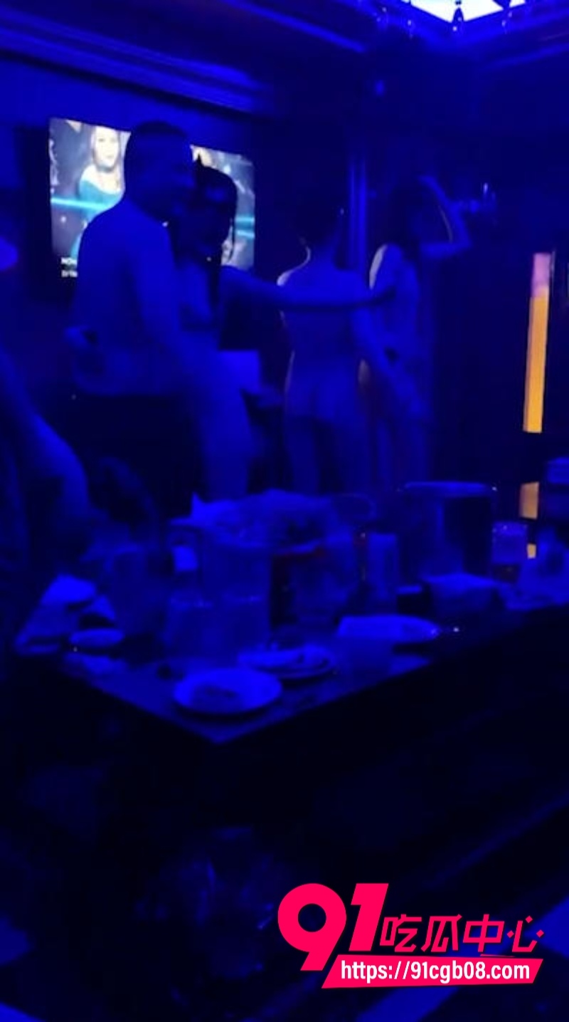 KTV包厢淫乱合集 表面一副清纯女神的样子6 KTV包厢淫乱合集 表面一副清纯女神的样子6