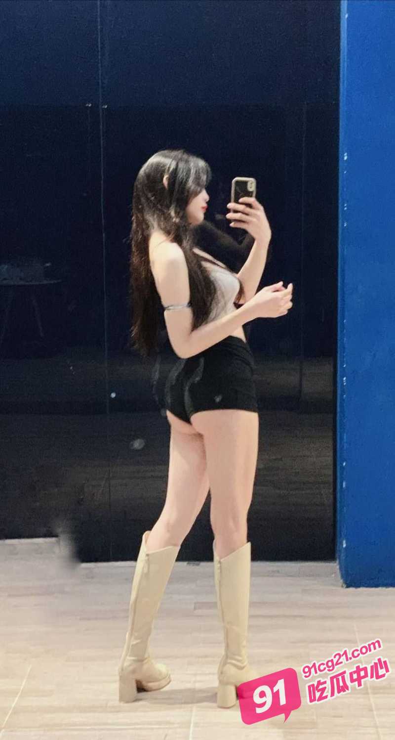 抖音网红甲辰年三月十四 与榜一大哥约战 女上位摇得好爽！ 配图2
