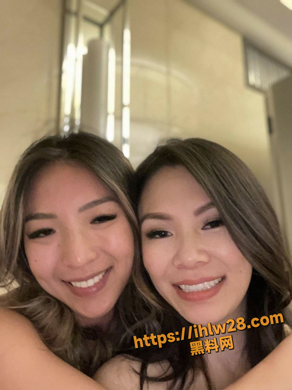 淫荡夫妻线下聚会 绿帽奴贡献交期给老外玩弄 肆意口交啪啪激战大奶少妇！