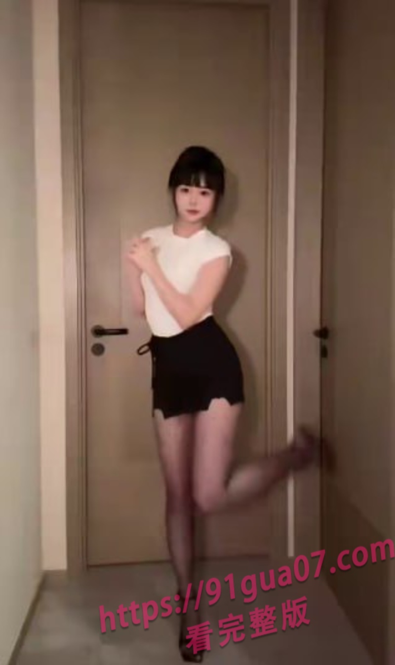 抖音女神欣老板私房福利 开裆秀腿大秀酮体撩人心魄 配图3