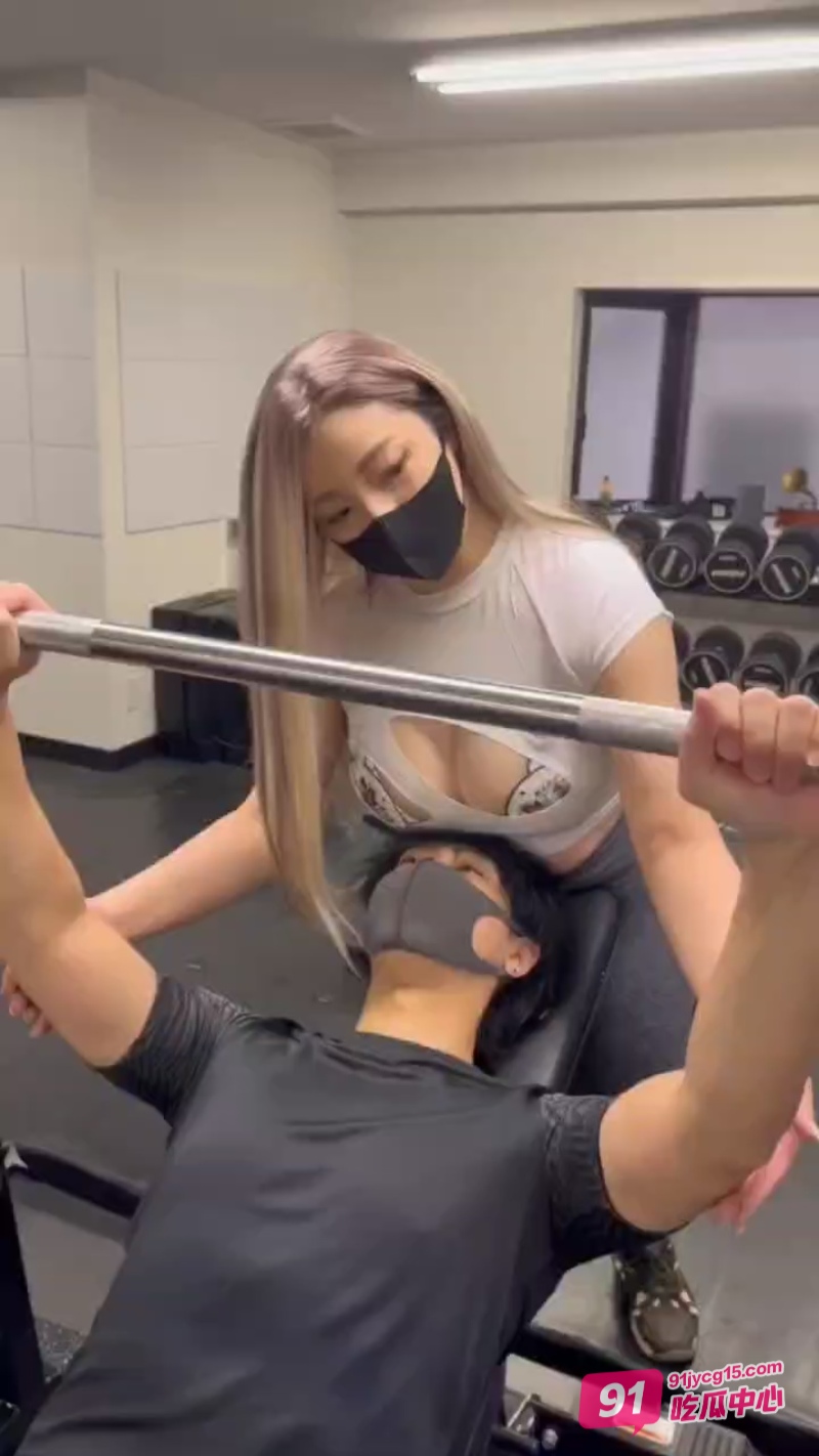 上帝创造女人时专门留了一个洞 各种场合骚无止境～ 配图