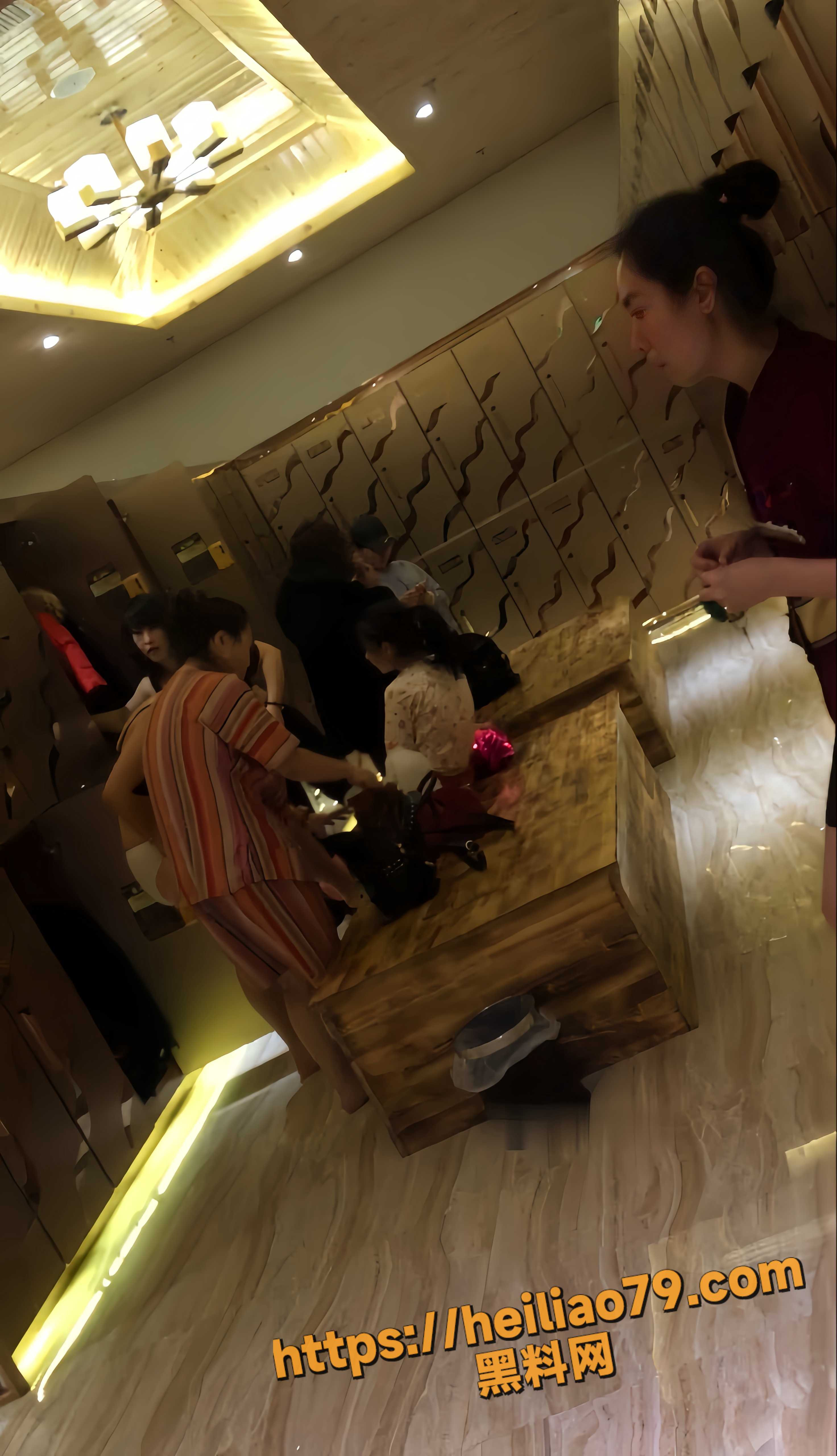高端温泉酒店 女宾更衣室偷拍 多位美女裸体春光外泄 彻底满足偷窥欲！