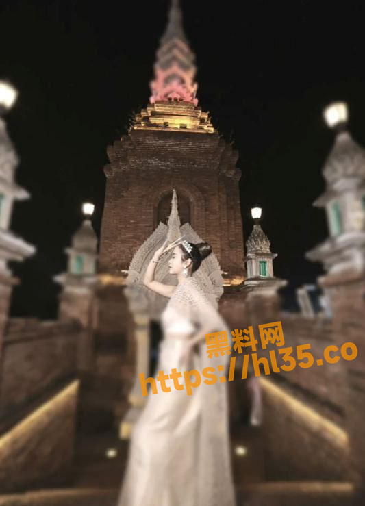 熟人厕拍最为致命！逼照流出还会搭配生活照一起发布真是下头～不过嘘嘘照更有韵味！
