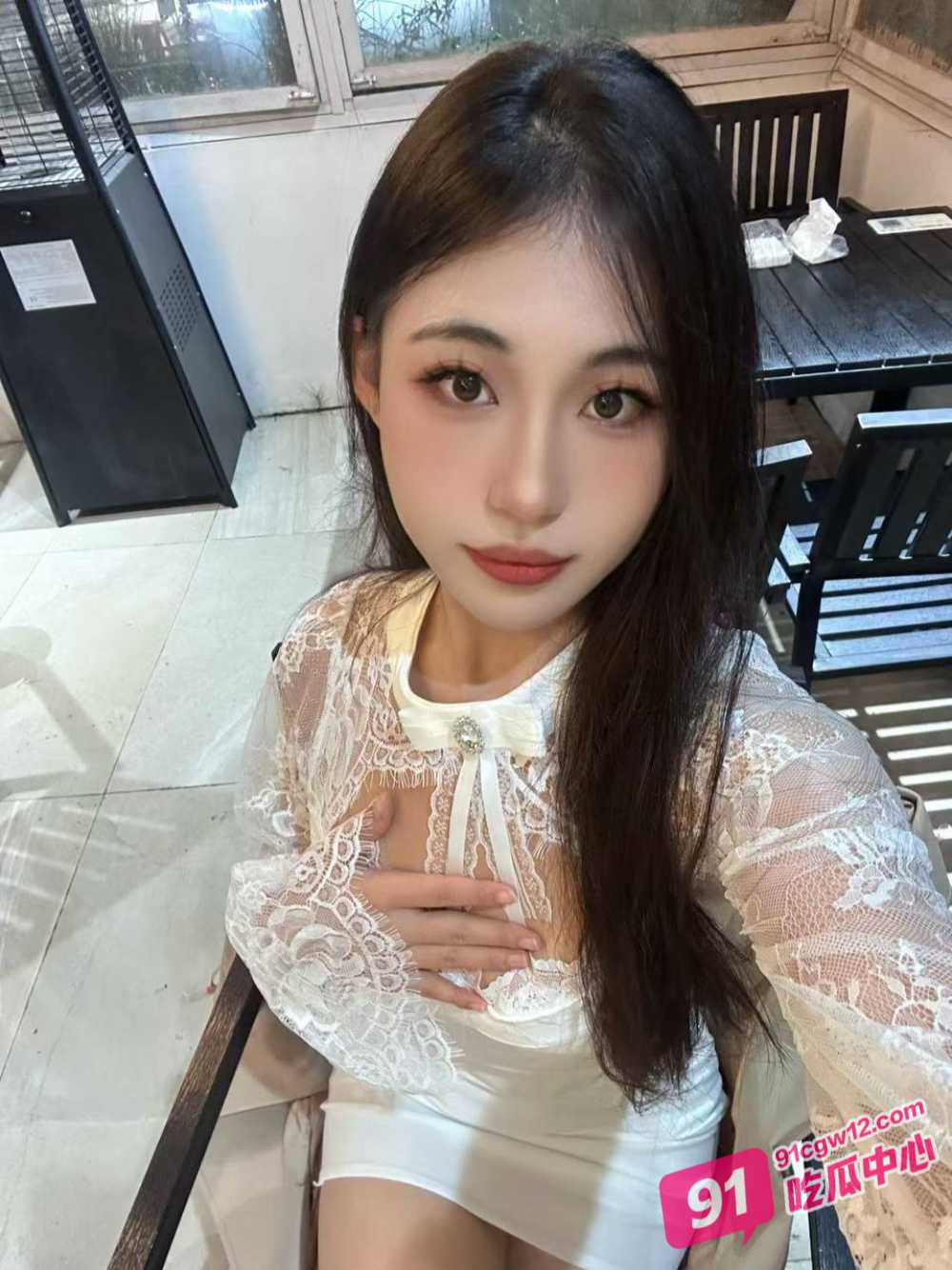会玩的小人妻嘴里含着跳跳糖给男人口交 各种道具往逼里塞 最后再用大鸡吧好好捅 配图2