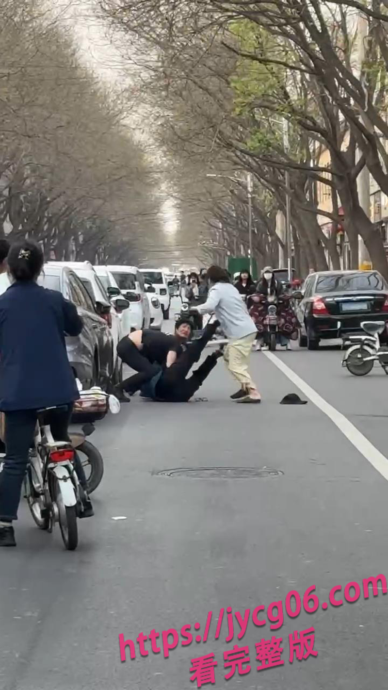 哄堂大孝了家人们！河北街头小三指挥男子拳脚伺候爹妈！ 配图8