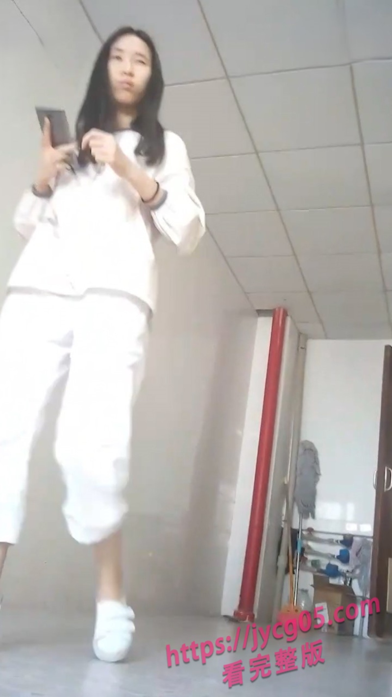 厕拍风剧情流出！清纯校花演绎独处幻想 镜头前的反差太致命！