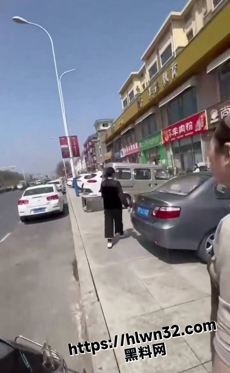栖霞尚记甜品出轨被抓奸 小三嚣张至极 原配怒扇小三 二人撕逼大战现场场面火药味十足！