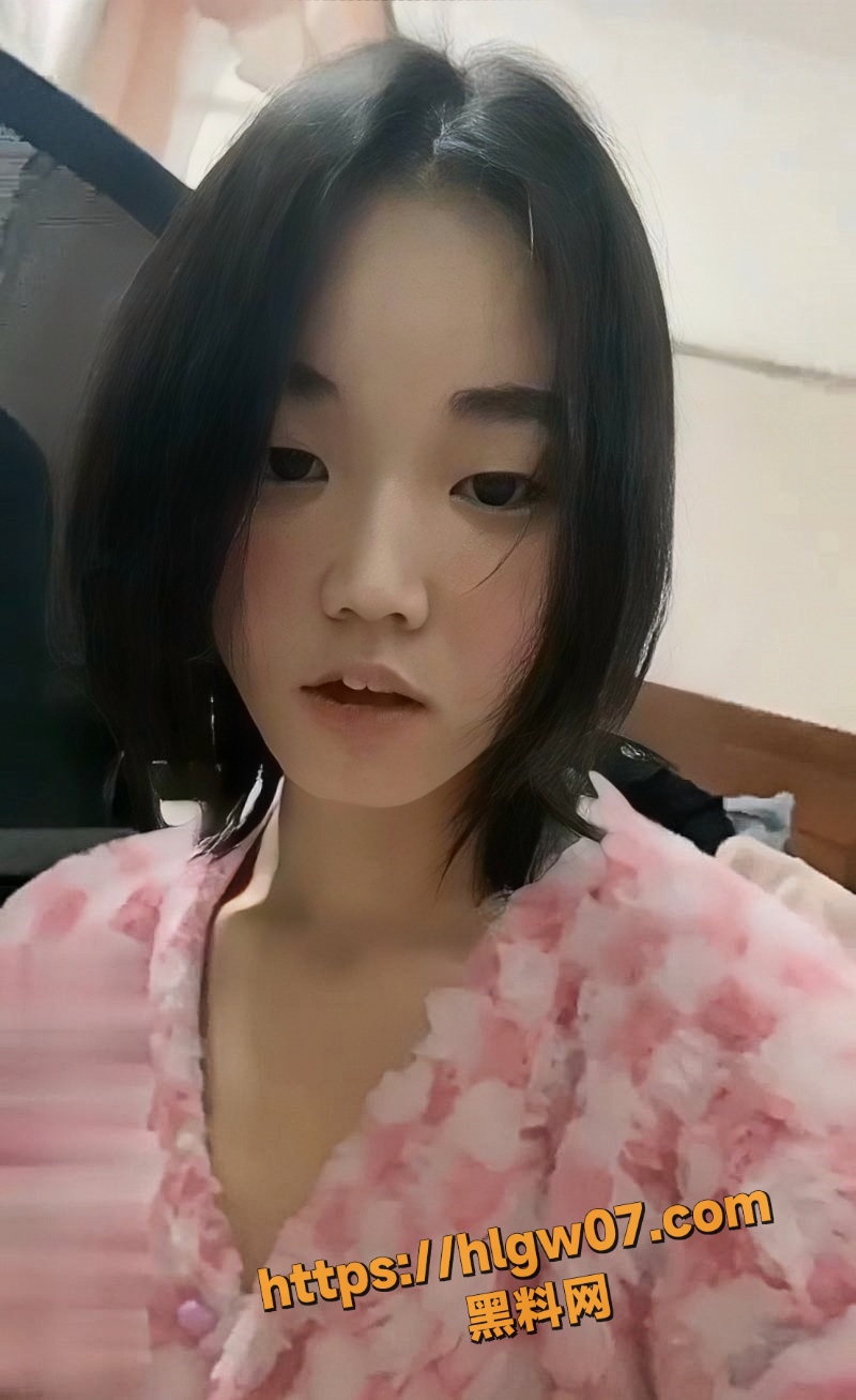 杭州短发美女 宋雯 宾馆被金主调教成骚母狗 群P舔脚无套爆操内射 画面淫靡至极!