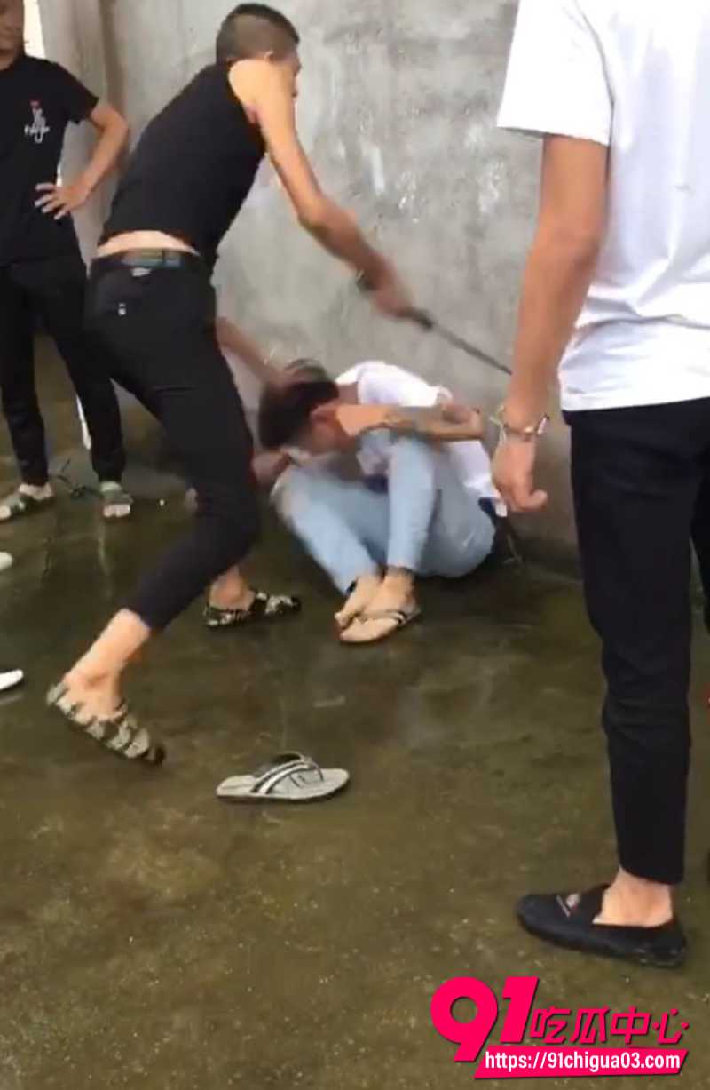 街头古惑仔风精神小伙群殴白衣瘦弱少年 拳击扫腿棍棒轮番霸凌 自我拉风炫酷感十足