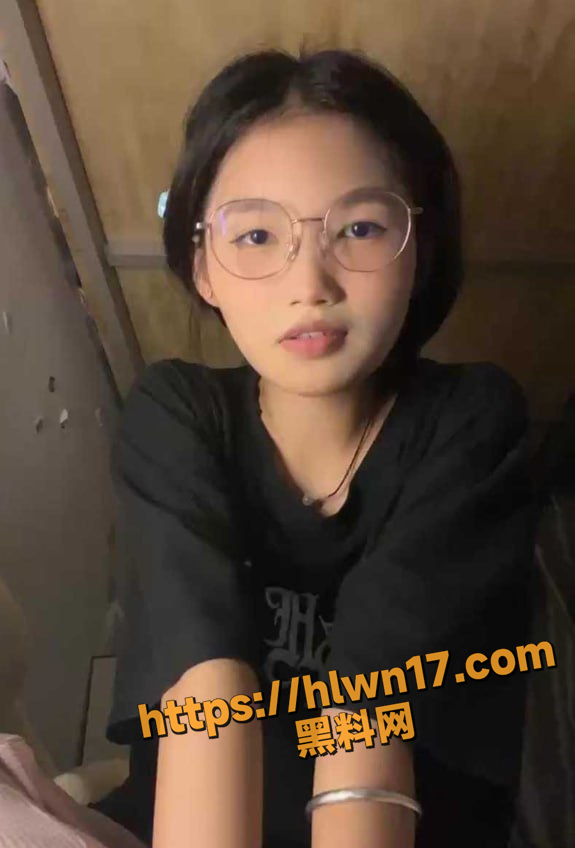 曾火遍全网的反差学生妹 困困兔 辛苦打点暑假工 不如黄播更轻松 文静又乖巧的眼镜妹献出最新大秀！