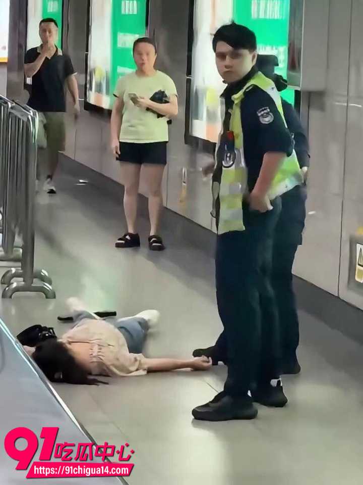 深圳地铁科学馆站女子拒安检甩包狂砸安检员6