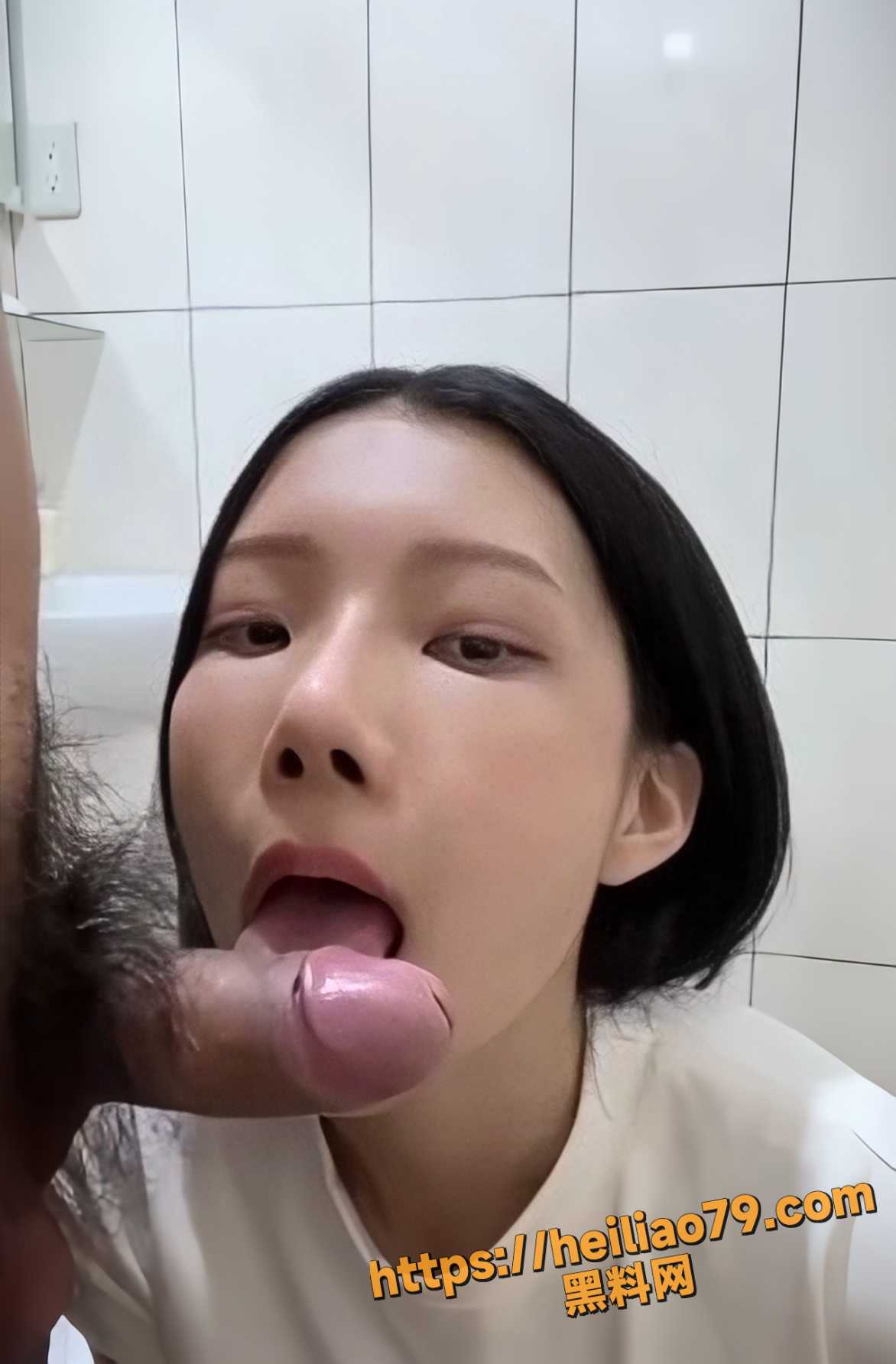 母狗学妹 男厕蹲地狂舔口交 清纯萝莉眼里只有鸡巴 口活技术高潮超刺激