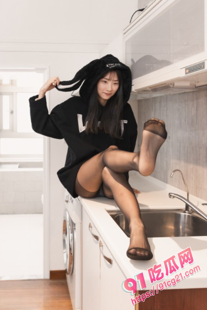 兄妹乱伦之野战亲妹妹 小树林后入低胸装黑丝妹妹! 配图3