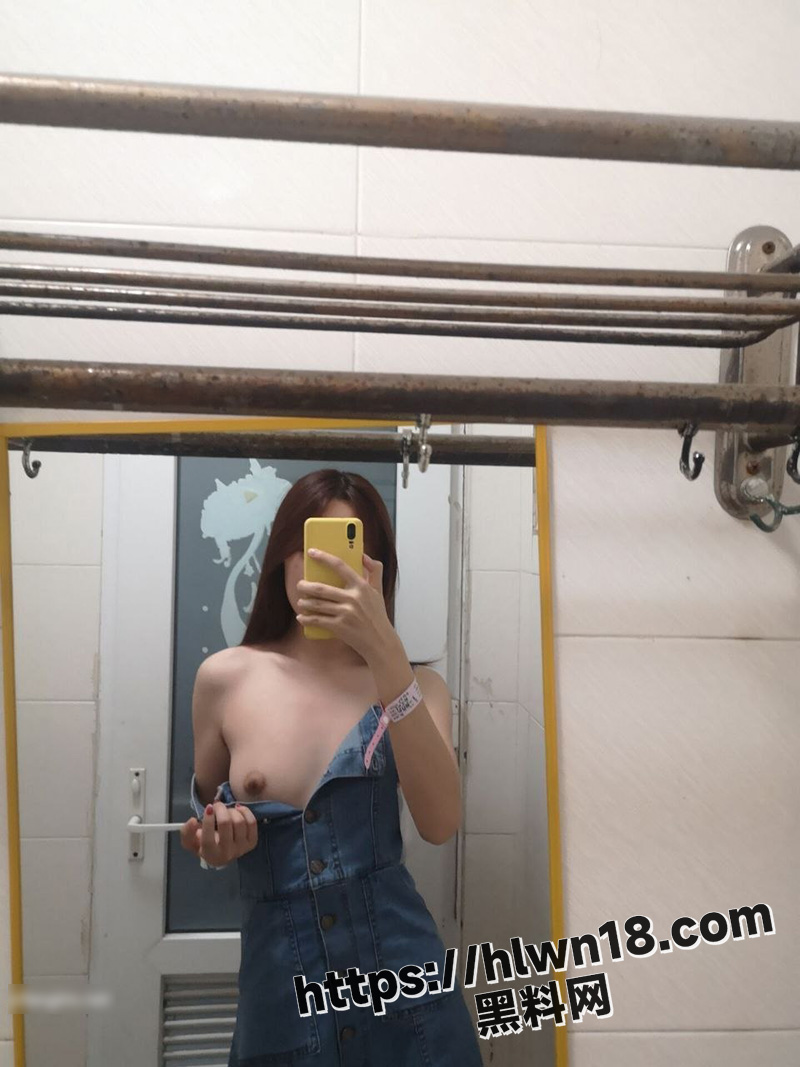 工业学院反差眼镜学姐与男友不雅自拍流出 链栓脖满地爬行 母狗属性十分听话 花样超多！