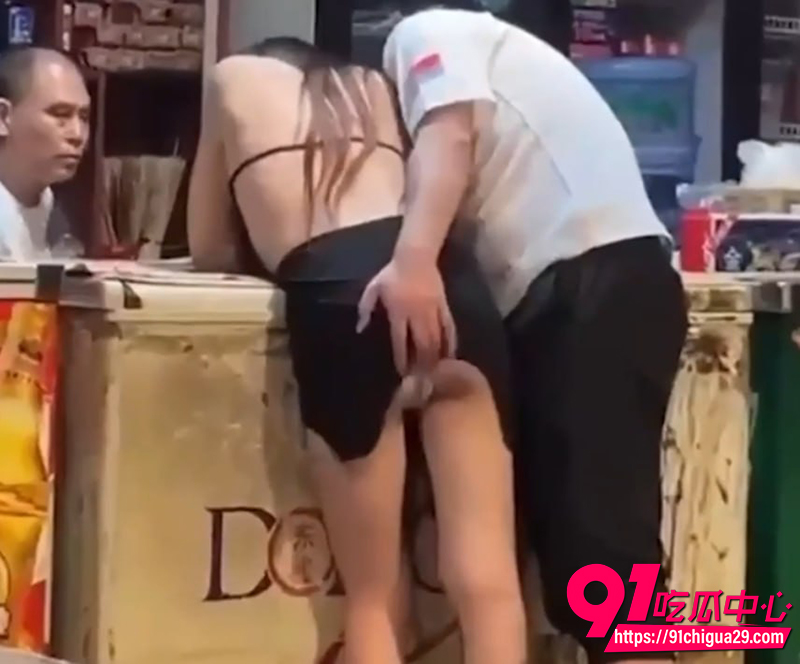 顶级露出狂公然裸奔自慰 撩裙猛抠湿穴当众浪叫 围观路人全看呆了！