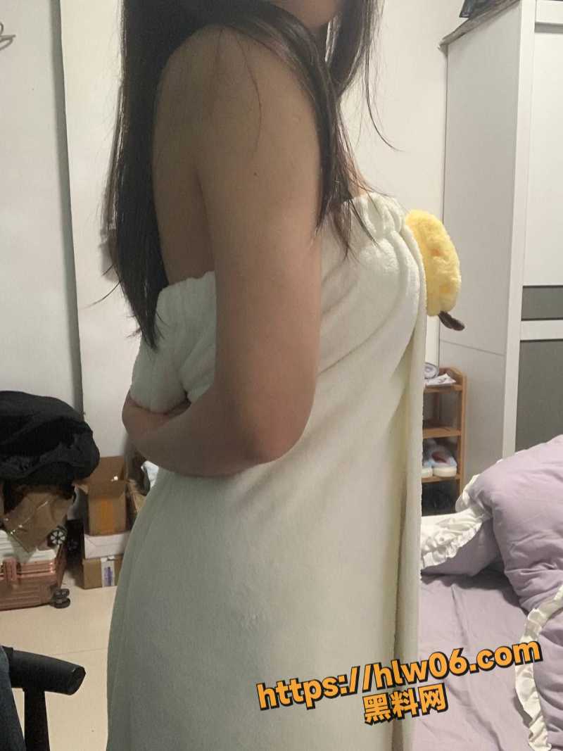 义乌工商职业技术学院 周雨馨 怀有反差心理喜爱去露出打野战 每天夜晚发骚跪求多人操！