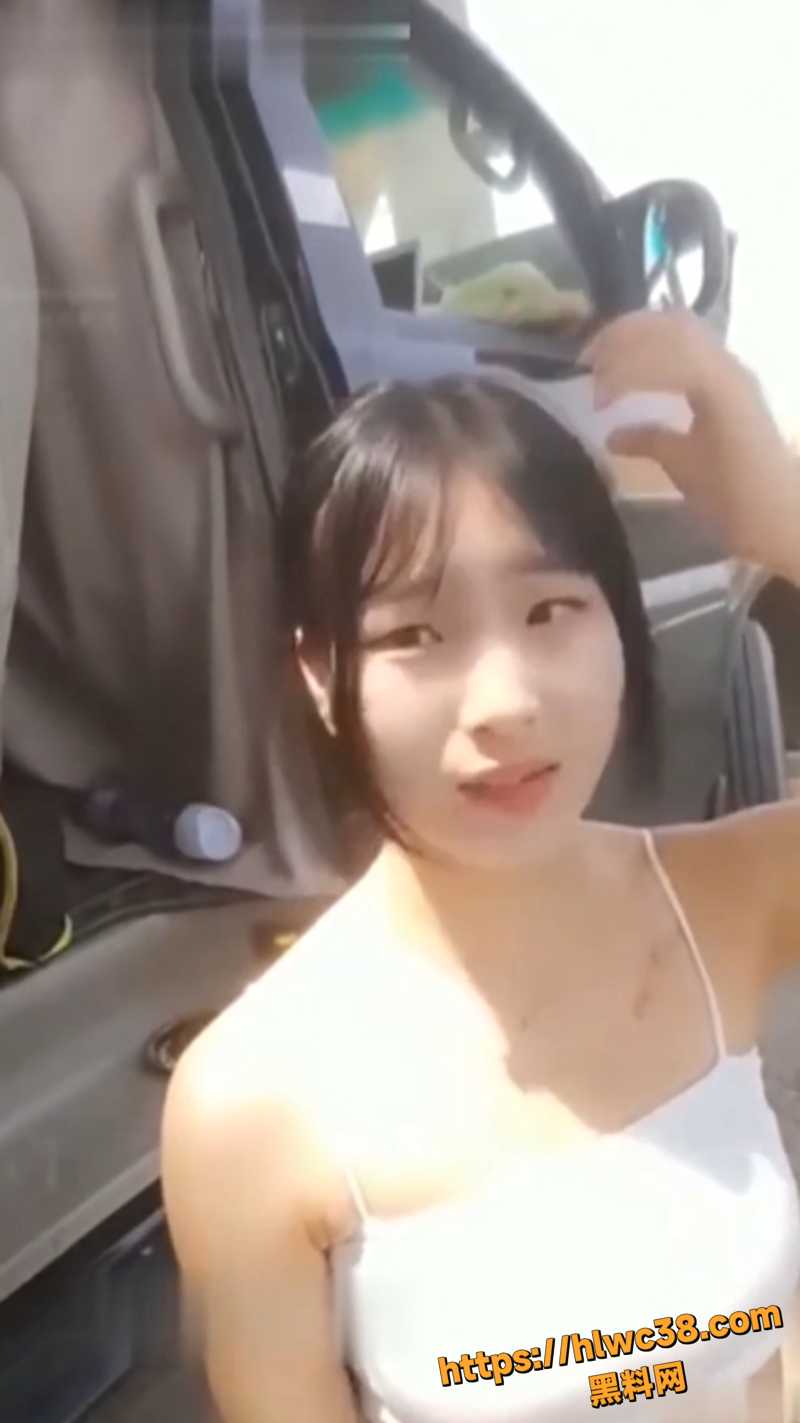高颜值清纯美女 户外野战 蹲在车边为男友泻火 露脸口交吃鸡按头深喉