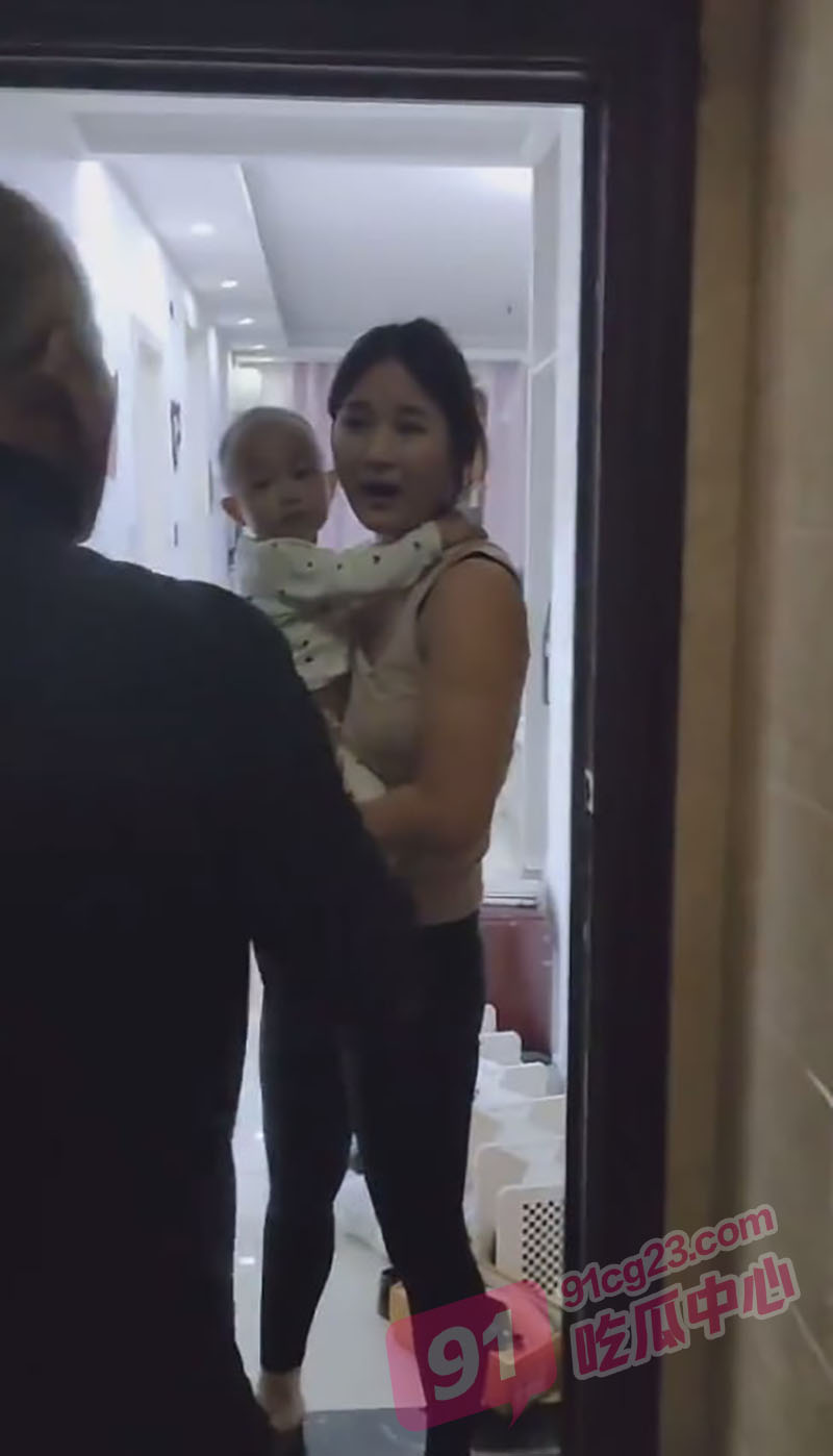 抖音网红莉莉安被抓奸 带着刚出生的孩子约炮 捉奸在床现场视频曝光！ 配图2