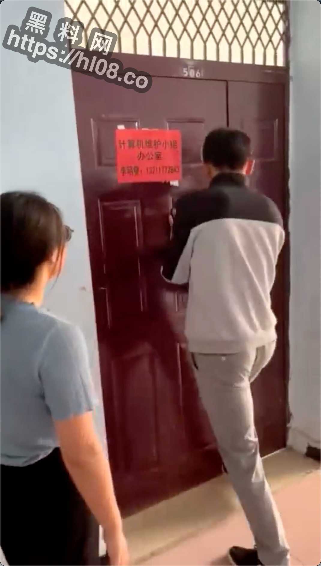 某大学体育生在办公室地上激情做爱被发现，没被吓到阳痿还那么硬，谁能抗住这压力！