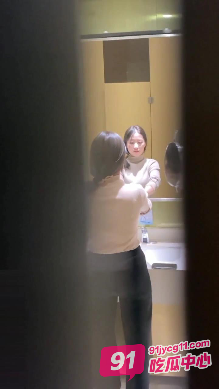 商场女厕抄底偷拍！极品长腿美女放尿直播！私处肥鲍一览无余～ 配图2