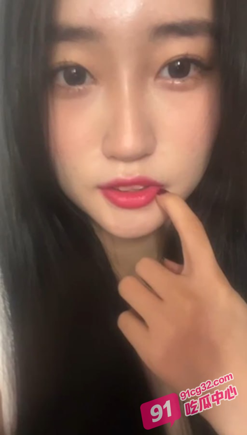 南充高颜值妹子 秦舒雨 与男友自拍性爱视频流出 极品馒头逼被大屌暴虐 配图2