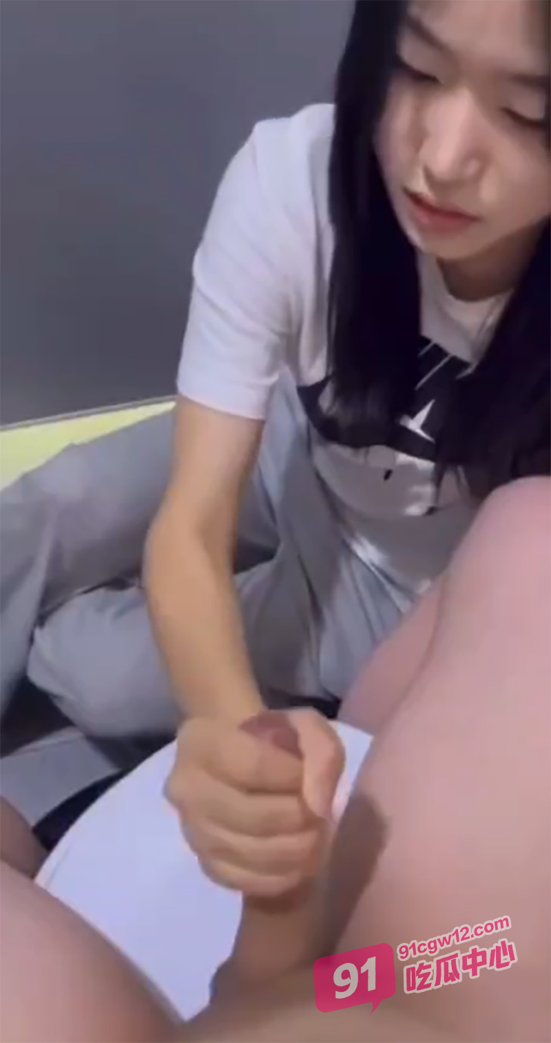 女帮男打飞机大赛合集 各种妹子认真吃鸡 熟练的手搓打飞机榨精颜射 配图