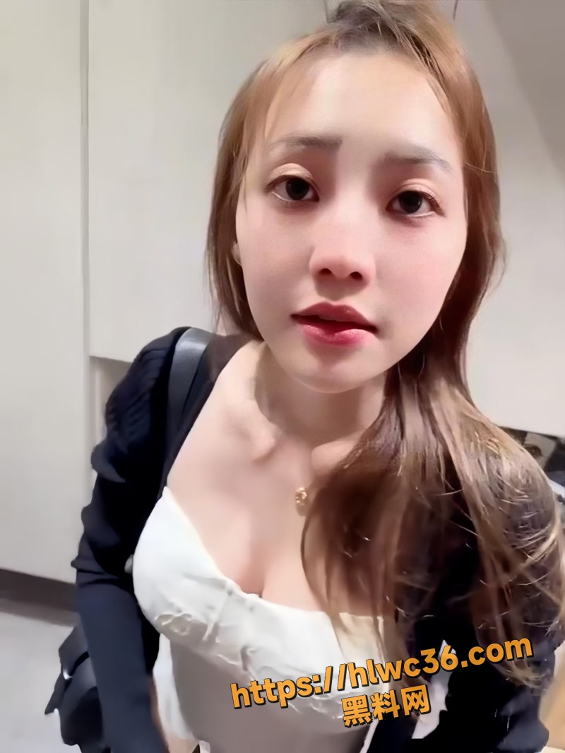 性感吊带妹玩累回家秒变小野猫 深喉吃棒后阳台后入太刺激了！