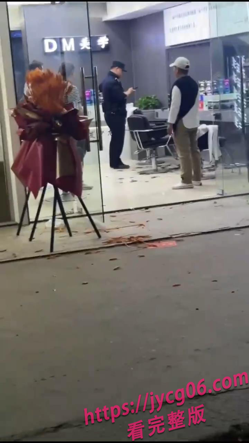 安徽某理发店开业当天被大姨砸店！真相令人直呼爽快！ 配图5