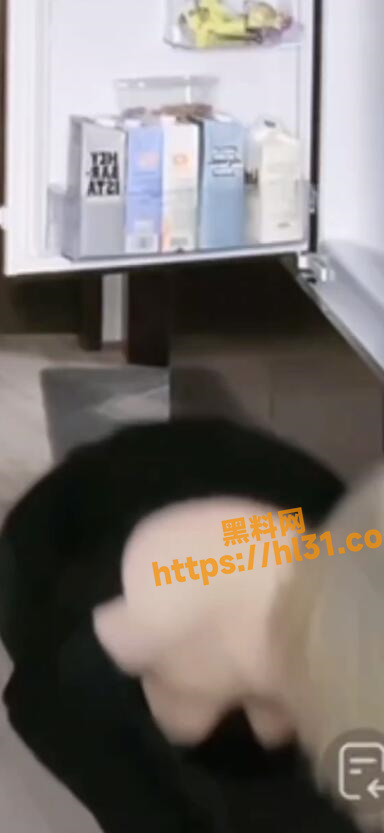 抖音260w粉网红 DJNico爱跳舞的淫骚女～直播时弯腰拿东西走光 露出又大又粉的奶子！