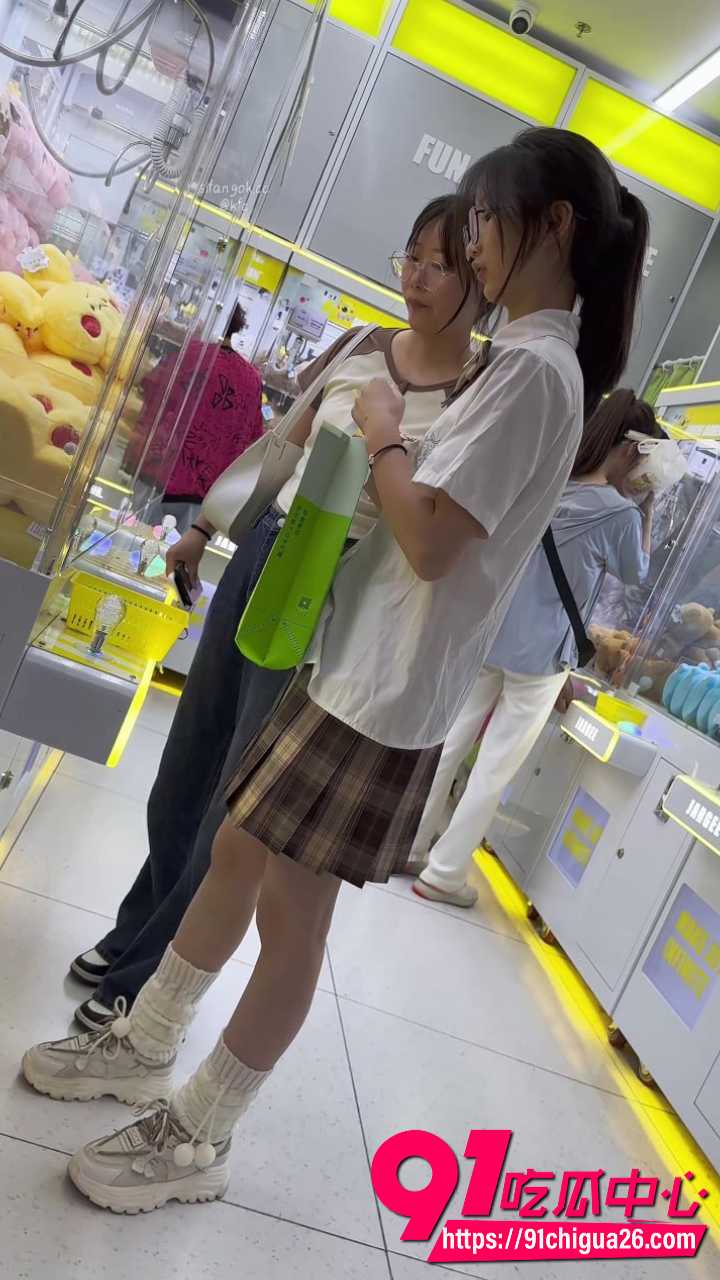 高颜值美女短裙白丝内裤走光2 高颜值美女短裙白丝内裤走光2