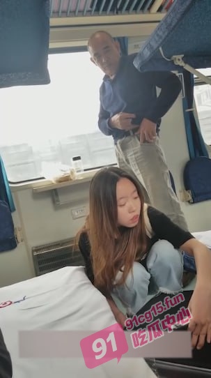 兄弟你是真饿了呀～火车卧铺趁美女睡着  把匡威鞋偷过来就是一顿操  最后射鞋里！