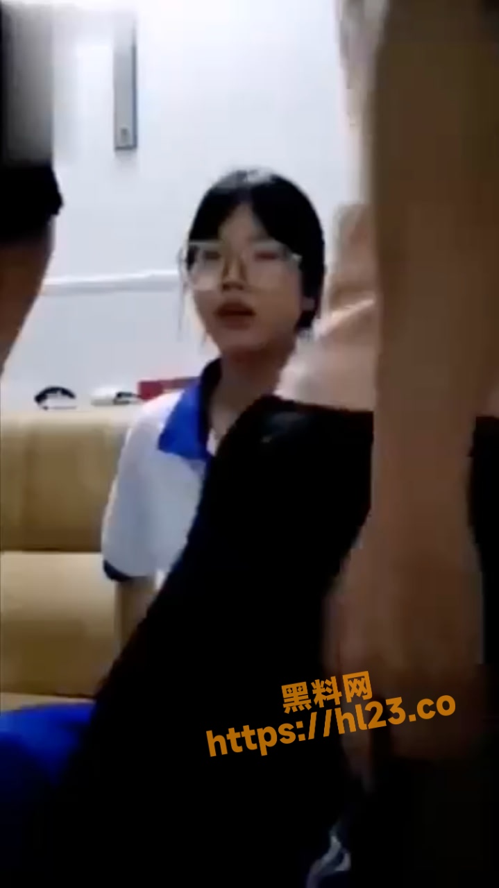 宜春二中的巨乳反差婊高中妹正写作业之时被俩男同学轮番干操搞3P～全程还在直播互动！