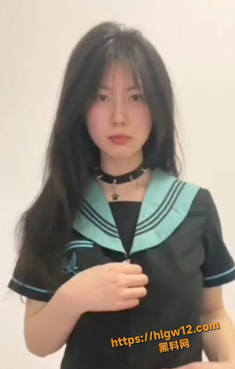 身材微胖的童颜巨乳学生妹 穿着jk和吊带连衣裙露奶自拍 这又白又嫩的大奶子还真是酥软啊