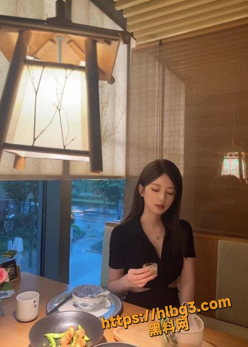 成都抖音某网红 被金主5万包养了半个月 期间各种疯狂性爱 吃鸡的表情真的绝了！