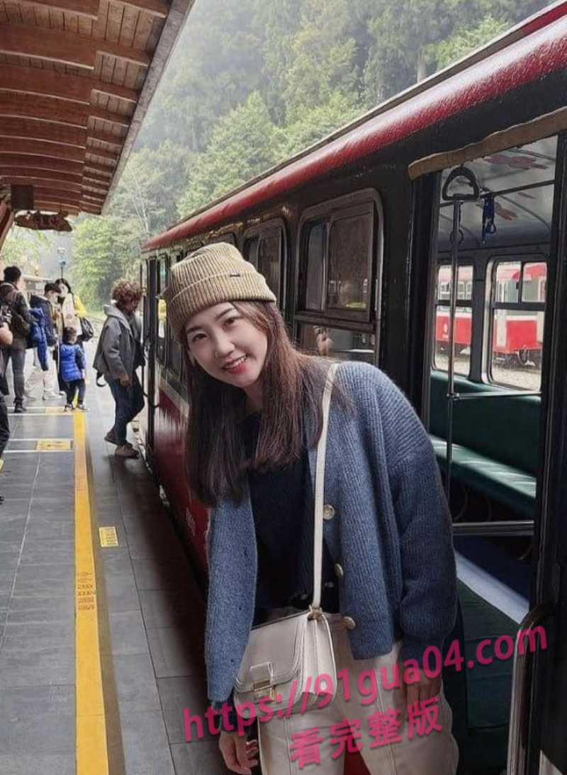 肤白台妹淋浴脱衣到桑拿3P 火辣骑乘前后夹击 配图3