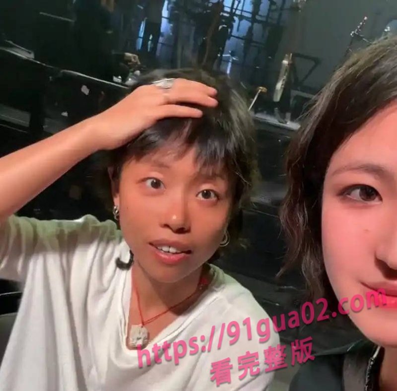 蛙池乐队女主唱表演风格再引热议 动作大胆引发现场轰动