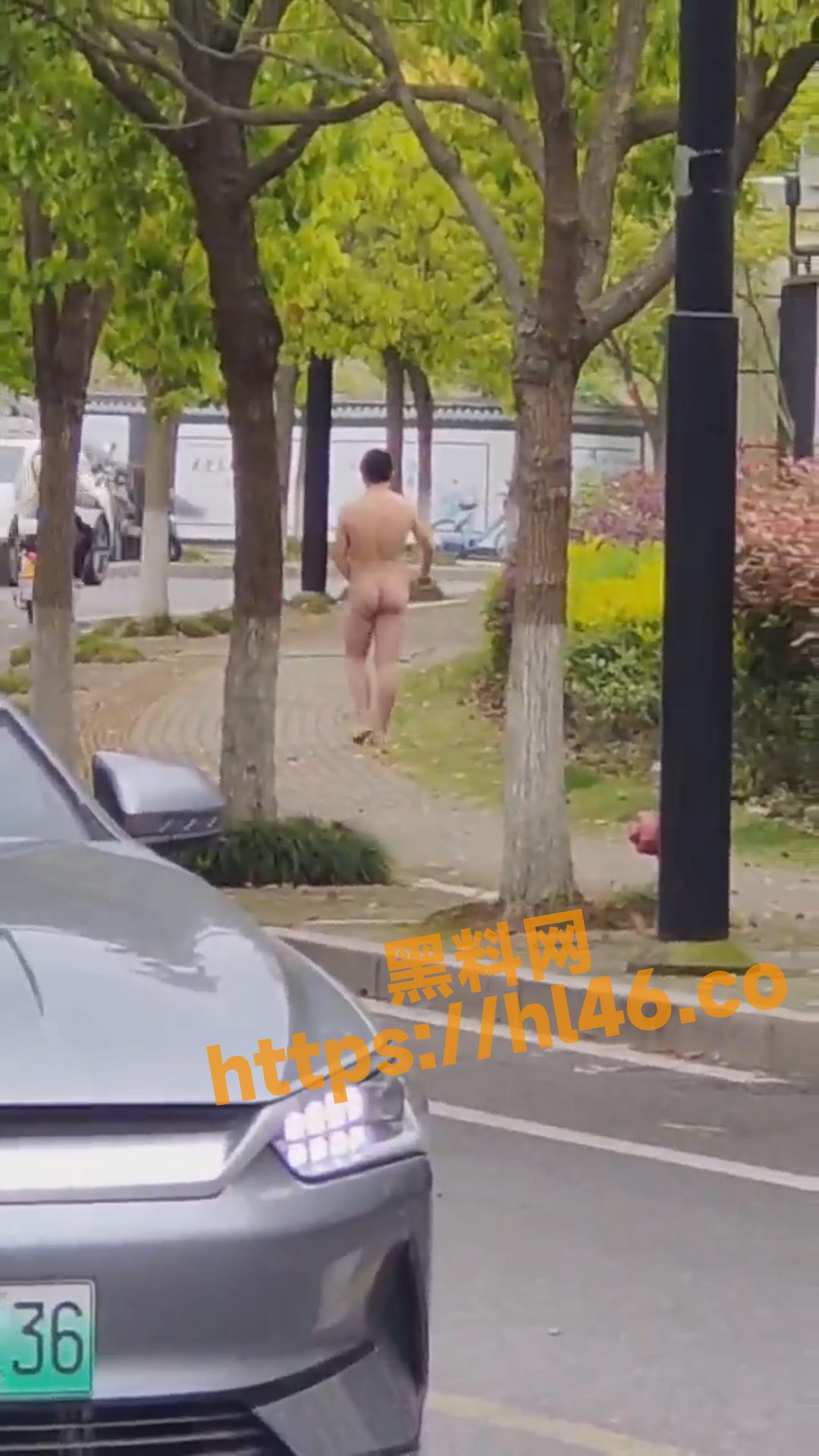 又见裸男 浙江舟山市某小区内 裸男巡游 屁股还挺翘咧！