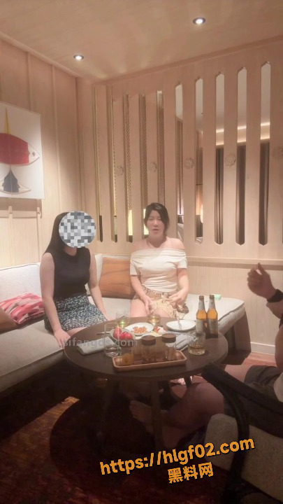 顶级反差婊 李雅 高颜值老婆与情人共舔男主!激情一男两逼私拍火辣暧昧骚劲爆表