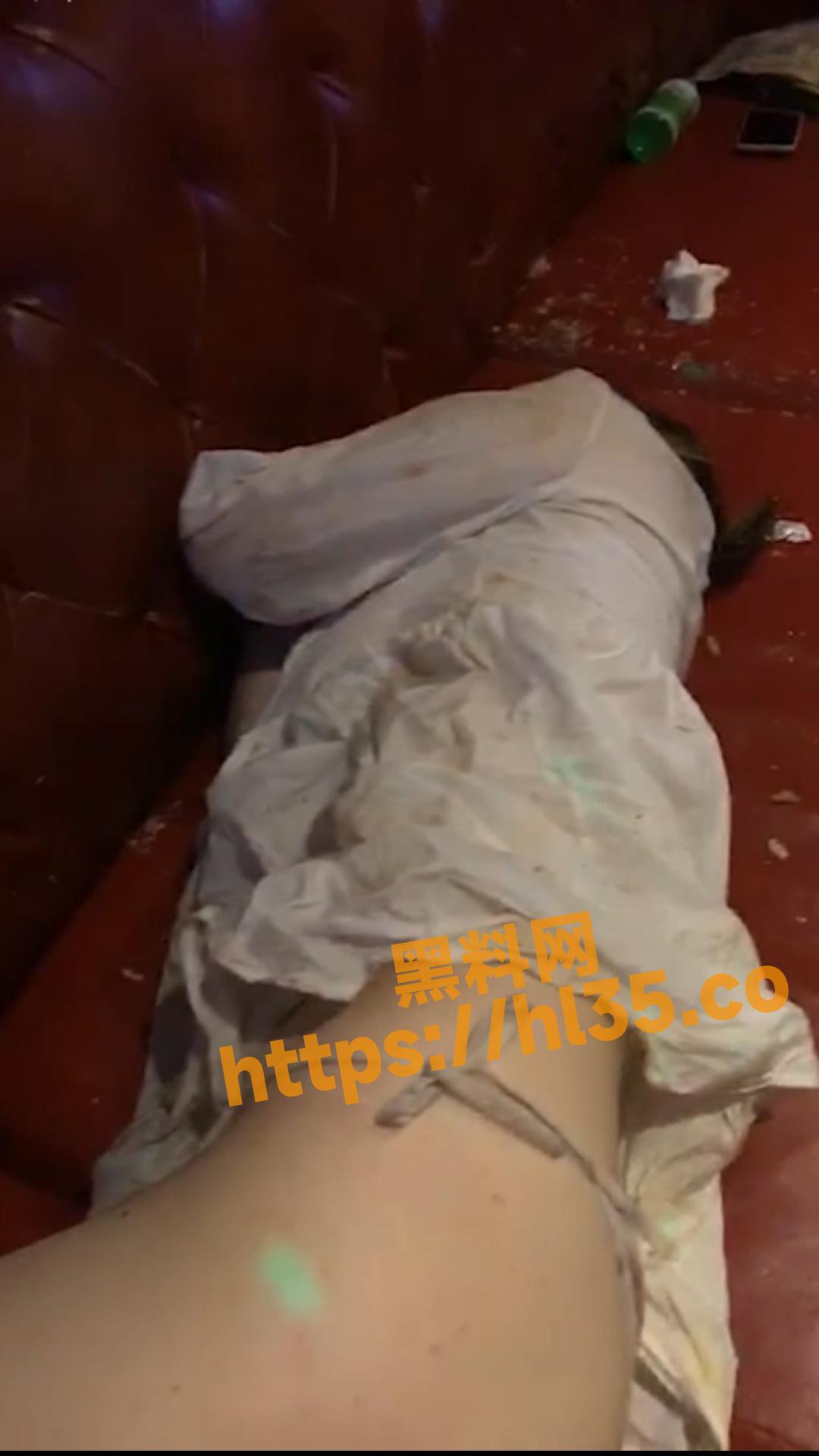妹子KTV里被人灌醉遭多人凌辱强奸屁眼都干翻了。
