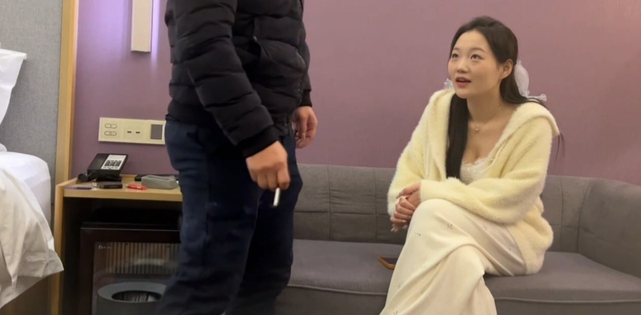 杏吧探花大神阿宾约操满背纹身高颜值美女 从满脸笑容被干到痛苦表情哭着求饶