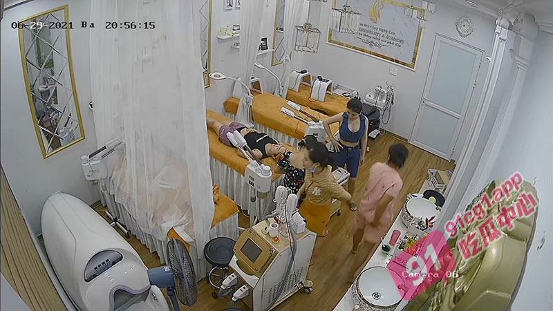 【女性私密保养】 美容院高清摄像头被破解 偷看女顾客脱光衣服保养乳房和刮阴毛 好多丰乳肥臀 真想去上班